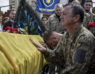 Ceremonia fúnebre en Kyiv en honor a un comandante ucraniano que murió en la guerra.