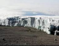 Los glaciares que cubren el Kilimanjaro en Tanzania desaparecerán para 2050.