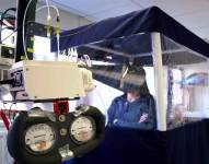 Las telas holgadas y las mascarillas quirúrgicas reducían la cantidad de virus que entraba en el aire.