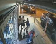 Captura de video en el que se observa a un policía secuestrado en Santa Rosa, El Oro.