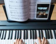Al aprender algo nuevo, como una canción en el piano, es más eficiente tomar descansos breves que practicar sin parar hasta el agotamiento.