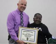 El jefe de policía de Muskogee, Johnny Teehee, otorgó un premio de oficial honorario a Davyon Johnson, de 11 años.