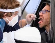 Las pruebas de antígenos y RT-PCR requieren un hisopado nasal y oral, que implica la inserción de un hisopo flexible profundamente en la nariz y la boca.