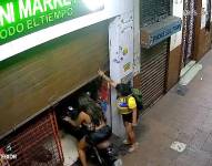 Imagen de mujeres robando en un minimarket de Guayaquil.