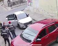 Imagen del momento en el que fue secuestrado un hombre por falsos policías.