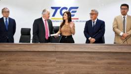 Ivonne Coloma (centro) toma juramento como presidenta del Tribunal Contencioso Electoral (TCE).