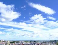 Cielo azul poco nuboso