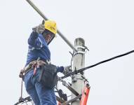 Imagen de un trabajador de la Corporación Nacional de Electricidad (CNEL) durante un trabajo de mantenimiento en la provincia de El Oro.