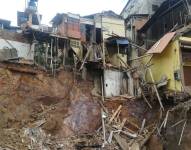El socavón en Zaruma ha provocado el colapso total de cuatro viviendas.