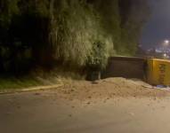 La volqueta volcada en la avenida Simón Bolívar, oriente de Quito.