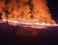 Una fotografía proporcionada por la Defensa Civil de Islandia muestra una erupción volcánica cerca de Grindavik, península de Reykjanes, Islandia, el 14 de enero de 2024.