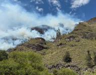 Una gran cantidad de humo se desprende del incendio forestal.