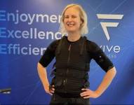 Lebby Eyres dice que los trajes de estimulación muscular para todo el cuerpo, como el que ella viste en la foto, le funcionan.