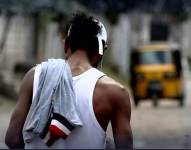 Imagen referencial de un hombre caminando en Guayaquil