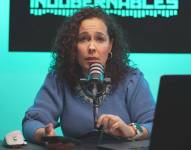 Alondra Santiago en uno de sus programas en YouTube.