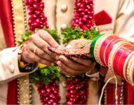 En India con frecuencia las bodas pueden ser muy fastuosas e incluir a miles de invitados.