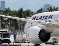 Avión de LATAM en un aeropuerto.