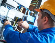 Personal de la empresa eléctrica haciendo reparaciones.