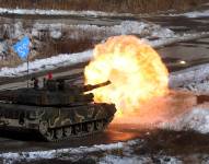 Un tanque de combate K1A2 dispara en el campo de entrenamiento de fuego Seungjin en Pocheon, a 25 kilómetros al sur de la frontera intercoreana (Corea del Sur).