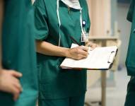 Médicos discutiendo en una foto referencial