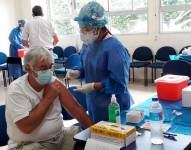 Al mismo tiempo se puede vacunar personal de primera línea como policías, militares, docentes, sectores estratégicos, así como mujeres embarazadas y en periodo de lactancia.