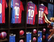 Tras el fichaje de Messi al PSG, las camisetas del FC Barcelona con su nombre está en duda su devolución.