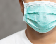 Persona con mascarilla.