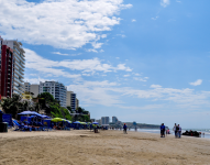 Ciudadanos disfrutan de la playa en este feriado.