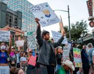 Manifestantes marchando en contra de Trump.