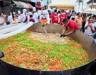 Naranjal, Guayas, domingo 3 de agosto de 2025. Chefs preparan la ensalada de cangrejo más grande del mundo.