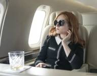 Julia Garner interpreta a Anna Sorokin, quien una vez logró alquilar un jet privado sin pagar.