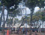 Imagen de un cerco eléctrico puesto encima de las rejas del Malecón 2000, en 10 de Agosto y Malecón Simón Bolívar.