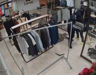 Varios delincuentes se llevaron docenas de prendas de vestir.