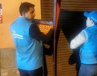 Imagen de funcionarios cerrando un local de picantería, en el oeste de Cuenca.