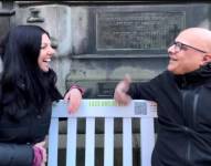 La periodista de la BBC Angie Brown junto a una de las personas que conoció en un banco para escuchar.