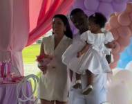 Moisés Caicedo junto a su hija Zoé y su esposa, Paola Salazar.