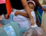 Las filas de personas esperando para llenar de agua cubos y botellas son habituales desde hace meses en la zona metropolitana de Monterrey.