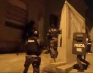 Imagen de la incursión de la Policía en una casa, en el marco de un nuevo megaoperativo contra la extorsión.