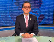 Roberto Izurieta en el set de Ecuavisa en Quito.