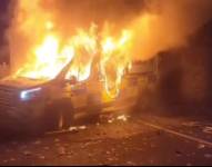 Una camioneta policial incendiada por manifestantes en Dublín.