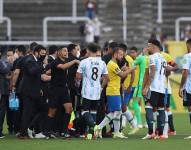 El encuentro Brasil-Argentina quedó suspendido ayer a los 6 minutos, cuando funcionarios de la autoridad sanitaria brasileña entraron al campo.