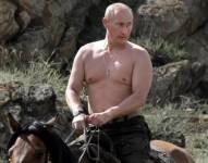 Vladimir Putin ha querido proyectar una imagen de masculinidad con fotos como esta, en la que se le vio montado a caballo con el torso desnudo en 2009.