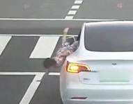 Una niña cae por la ventanilla de un auto y se queda en medio de una carretera en China