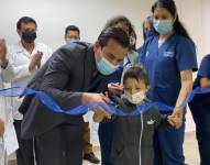 Momento en el que las autoridades del Hospital Baca Ortiz inauguran las nuevas salas multisensoriales.