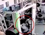 Una mujer que pretendía sostener un alto volumen de 180 kilos de peso, contenido en una barra, murió automáticamente.