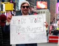 Un hombre en Nueva York sostiene una pancarta que dice refugiado de TikTok.