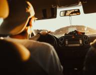 Imagen referencial de un adolescente conduciendo un auto.