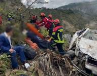 Momento en el que los ocupantes del vehículo fueron rescatados tras el siniestro.