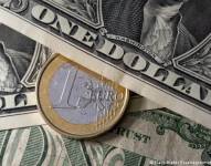 El euro volvió a caer por debajo del dólar