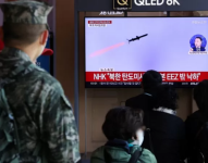Gente en Seúl mirando la noticia del lanzamiento de misiles balísticos de Corea del Norte.